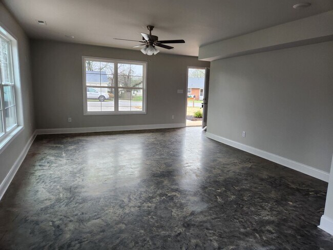 Building Photo - 5 Bedroom 2 Bathroom Home for Rent close t...