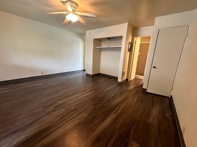 Building Photo - (DUP) - Studio Apartment! Great location, ...