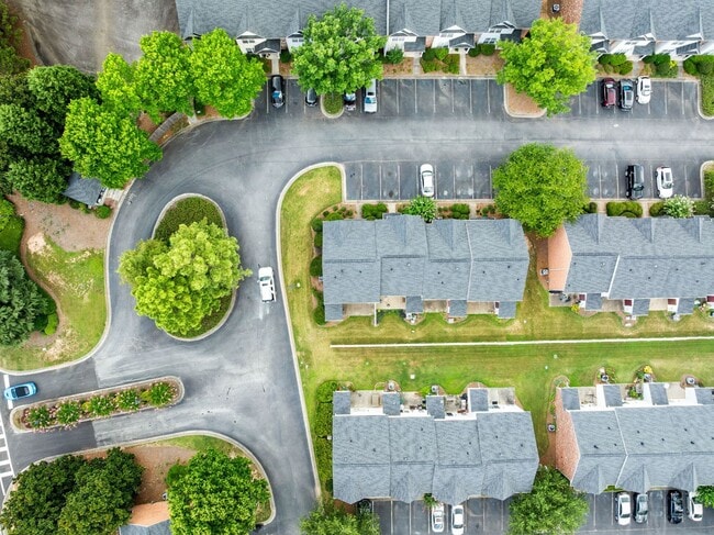 Building Photo - 3-bedroom, 2.5-bath end-unit townhome in the Garrison Square