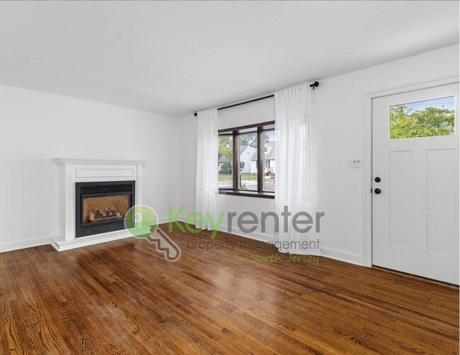 Building Photo - Charming Clifton Cape on a Tree-Lined Stre...