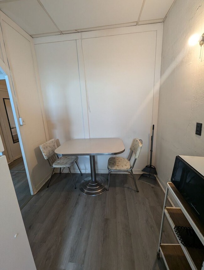 Building Photo - Furnished One Bedroom Upstairs Apartment