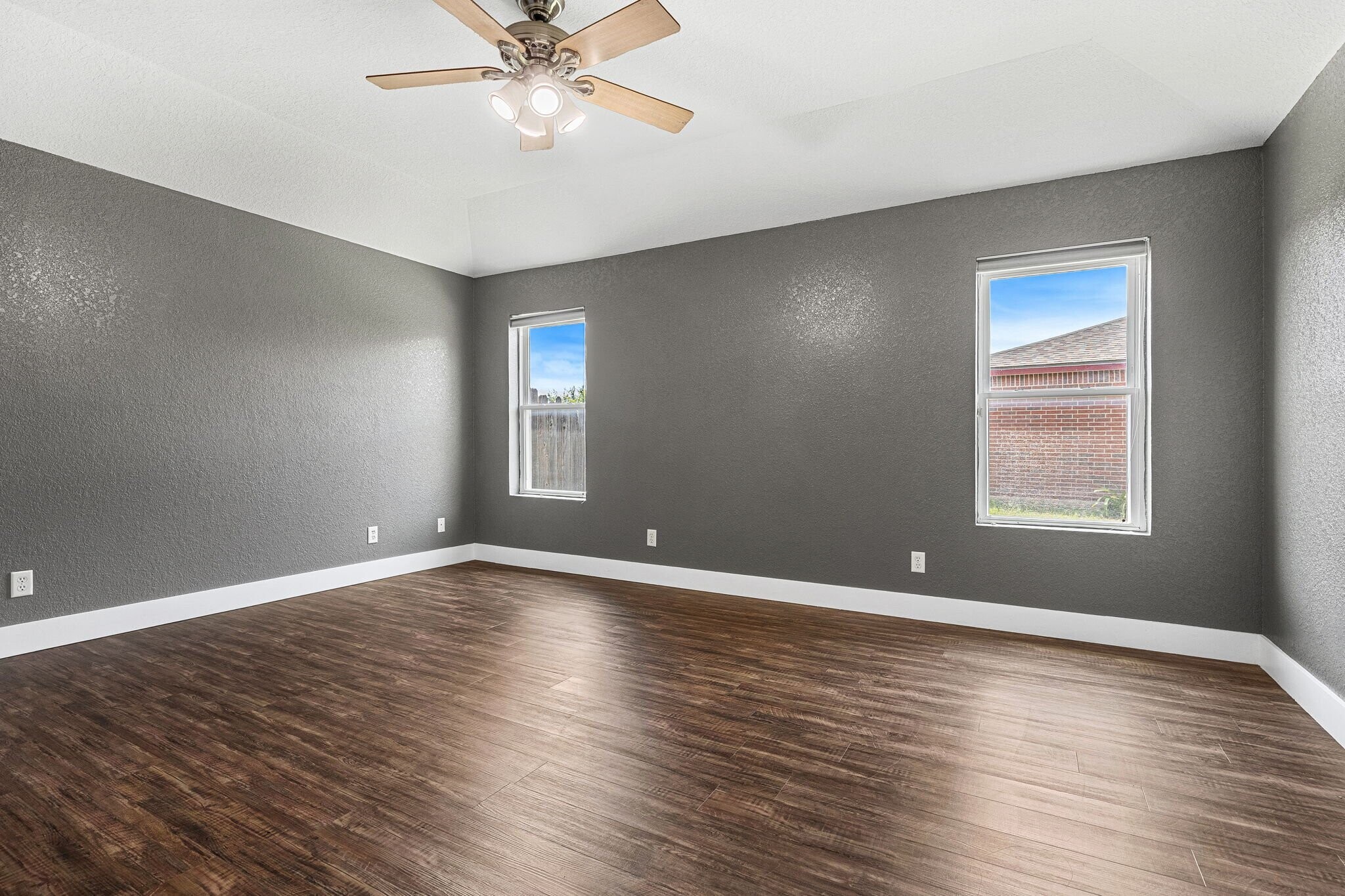 Building Photo - 3208 Viewcrest Dr
