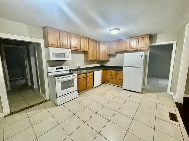 Building Photo - Cozy 4 bedroom, 2 bathroom home located in...