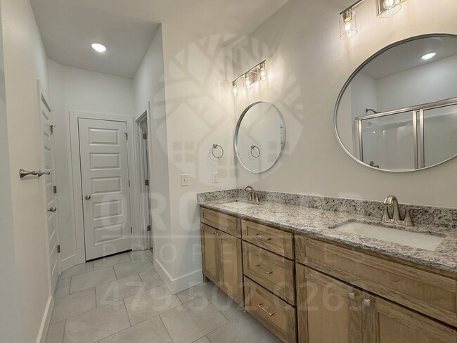 Building Photo - Single-Family Home- 2 Bed/ 2 Bath w/ Hobby...