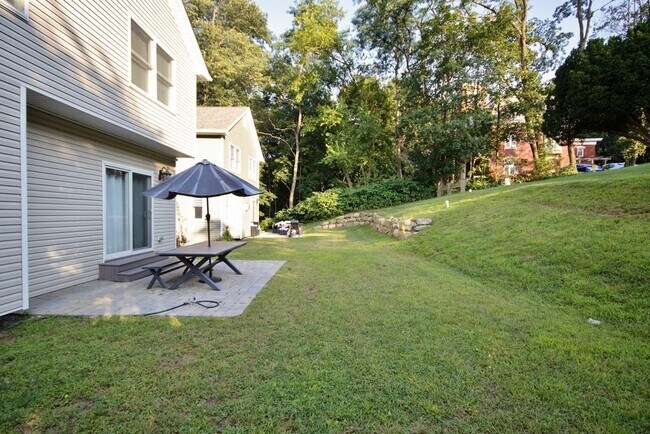 Building Photo - 150 Clove Ave