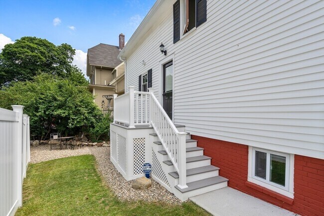 Building Photo - 16 Devens St