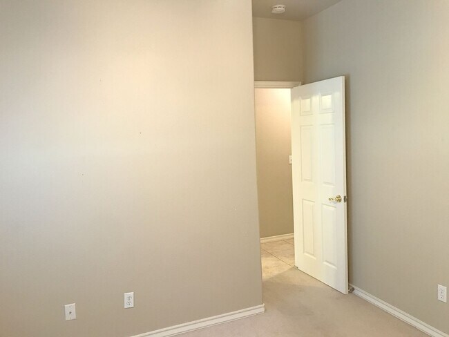 Building Photo - 15313 Guadalupe River Dr