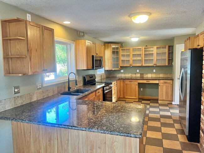 Building Photo - Mini Mansion in Salmon creek in mature nei...