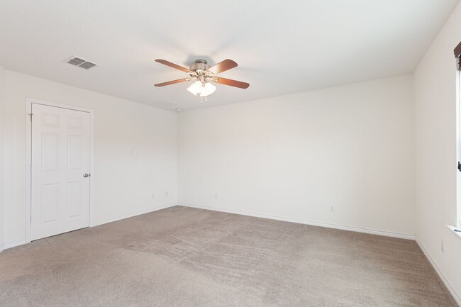 Building Photo - MOVE IN SPECIAL: $300 Off 1st Months Rent!...