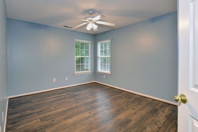 Building Photo - Spacious Home on Wooded Lot!