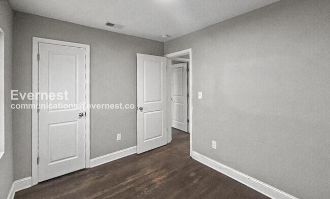 Building Photo - 3 Bed/2 Bath Home with In-Unit Laundry / Vouchers Accepted / Available Now!