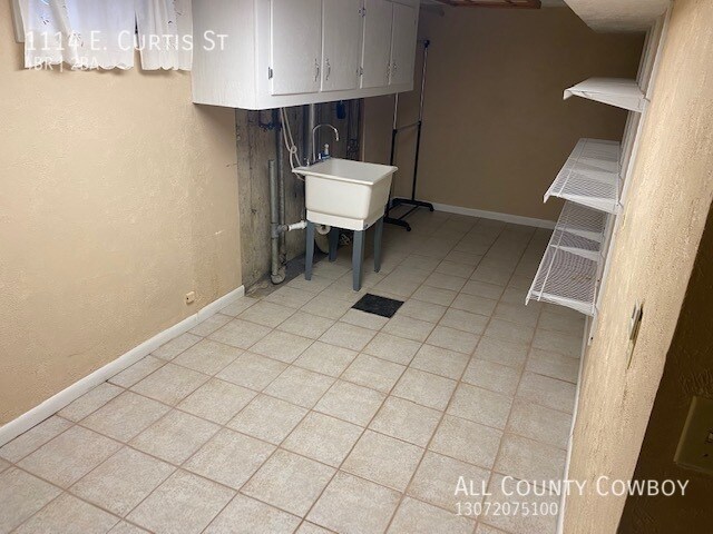 Building Photo - 4 Bed, 2 Bath, 1 Garage