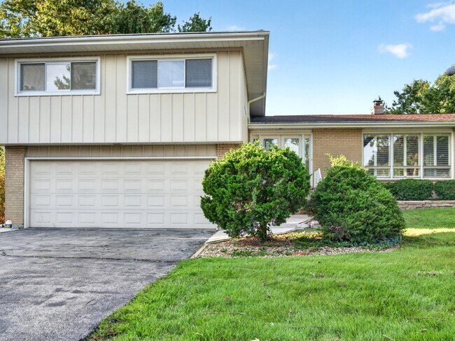 Building Photo - 800 Ridgemoor Dr