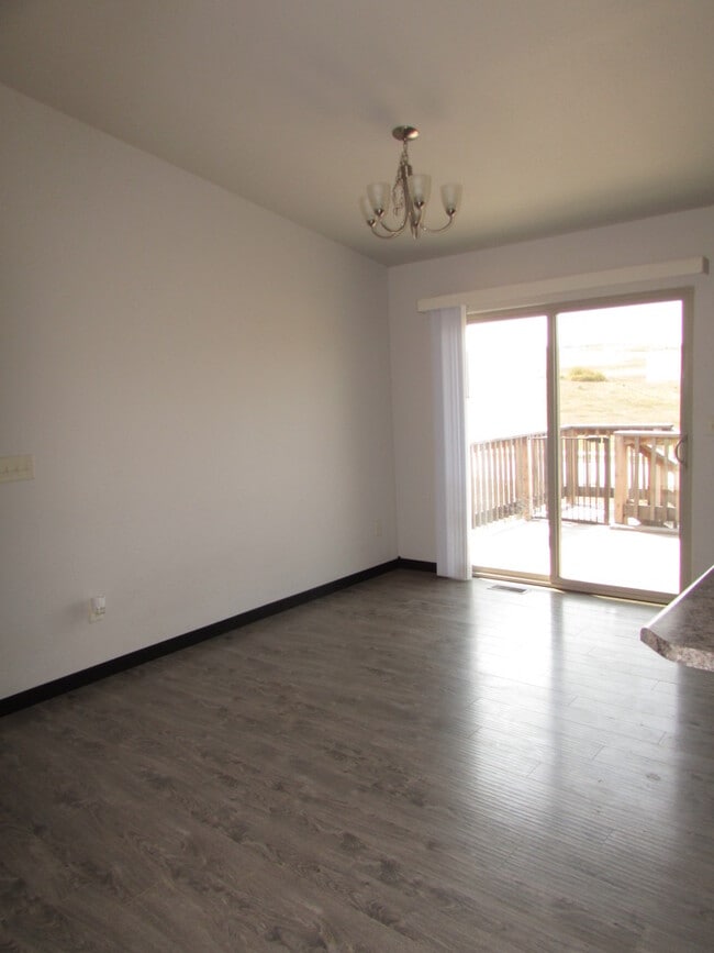 Building Photo - MODERN 3 BEDROOM IN ELKS CROSSING