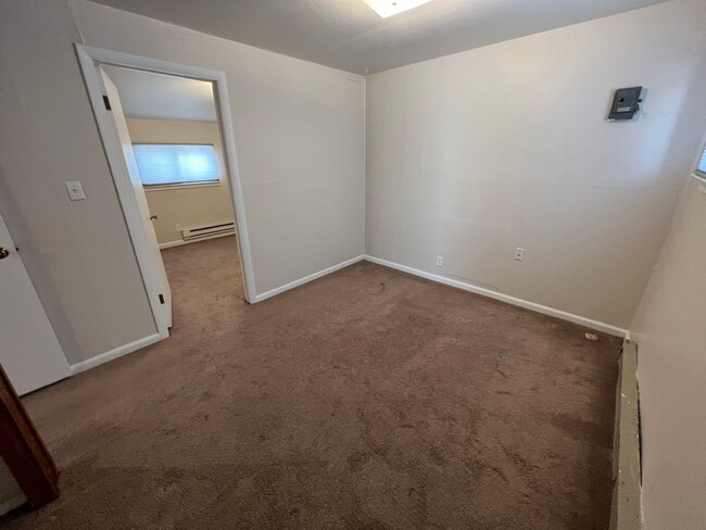 Building Photo - 2-3 Bedroom 1 Bath House with Washer and D...