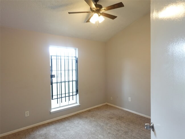Building Photo - 10811 Thorncliff Dr