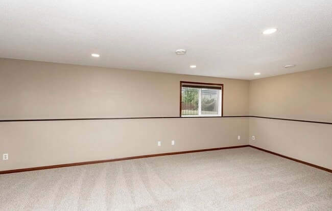 Building Photo - 1237 Diversion Dr