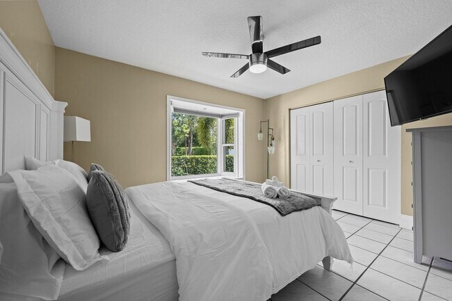 Building Photo - 13724 Lilac Pl