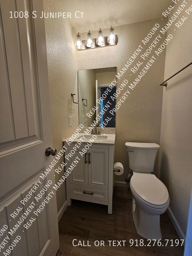 Building Photo - 1008 S Juniper Ct