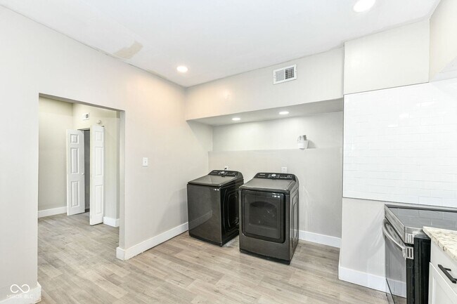 Building Photo - Three Bedroom Duplex Located Near Meridian St and 30th Street