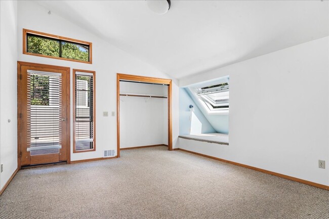 Building Photo - 561 Luneta Dr