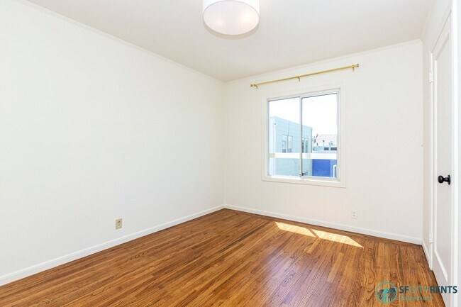 Building Photo - Outer Sunset: Top Floor w/ Shared Yard & Laundry on N Judah Line