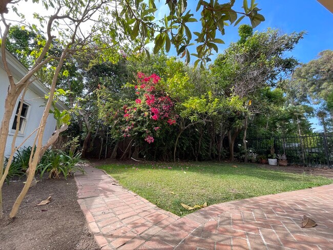 Building Photo - 623 Palisades Ave