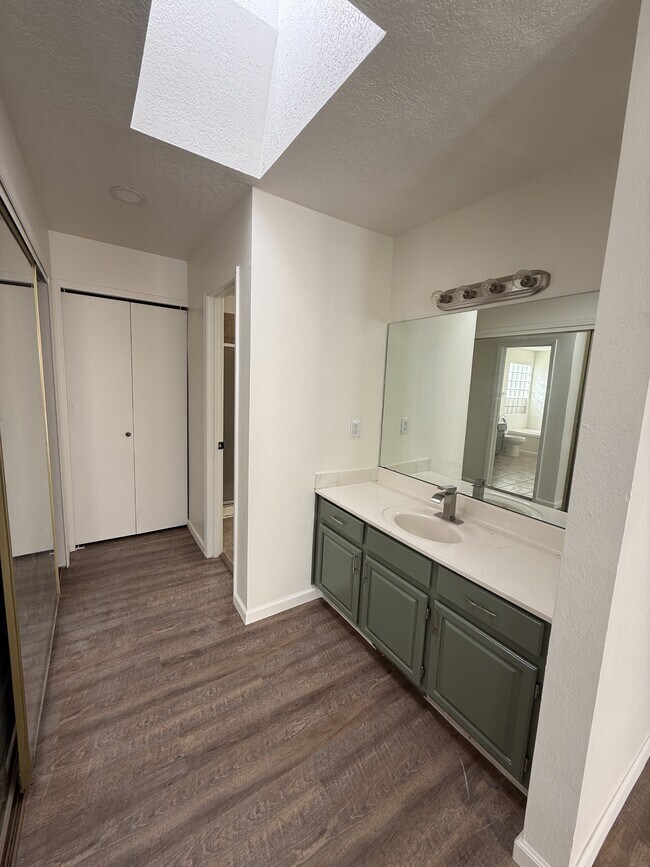 Building Photo - 5408 Jasons Way NE