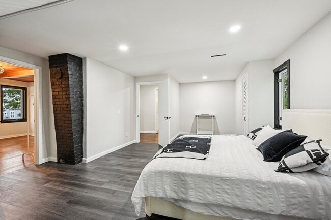 Building Photo - 10 Oakridge Ave