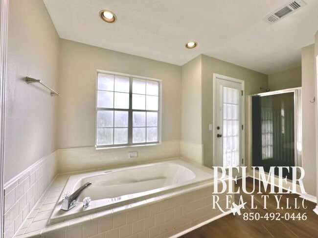 Building Photo - Spacious inside and out home for Rent