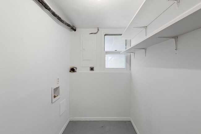 Building Photo - Split-Entry Home in La Vista! This 3-bedro...