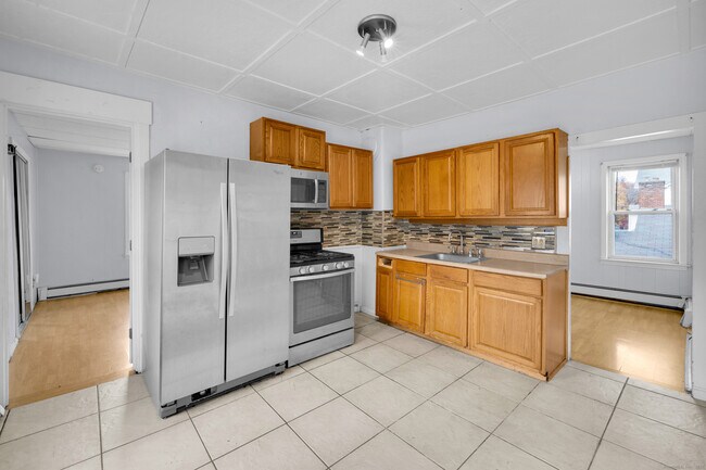 Building Photo - 223 Lawlor St