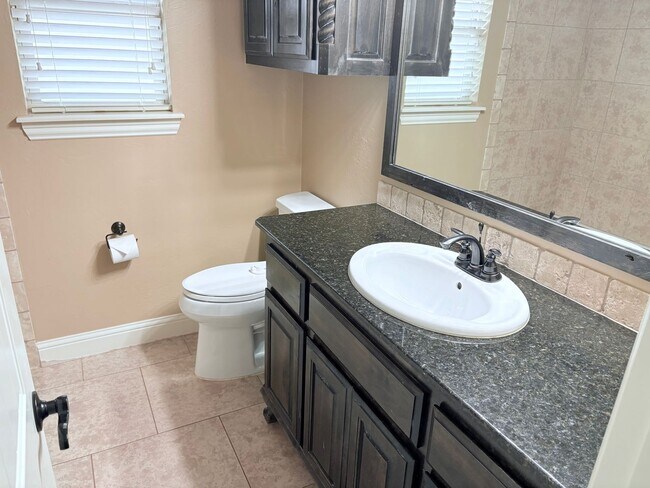 Building Photo - Large four bedroom home in Edmond