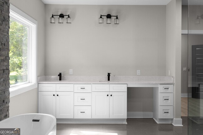 Building Photo - 1331 Diamond Ave SE