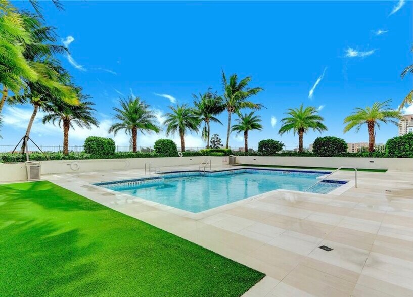 Primary Photo - 3000 Coral Way