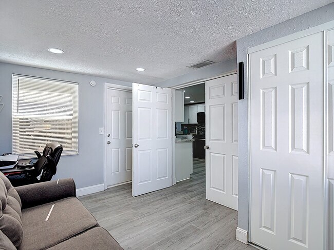 Building Photo - 5913 Appletree Rd