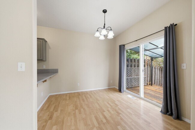 Building Photo - 1499 NE Birkshire Ct