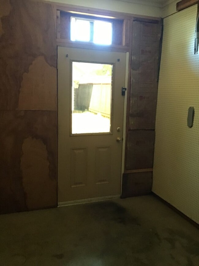 Building Photo - Large 2 bed 1 Bath