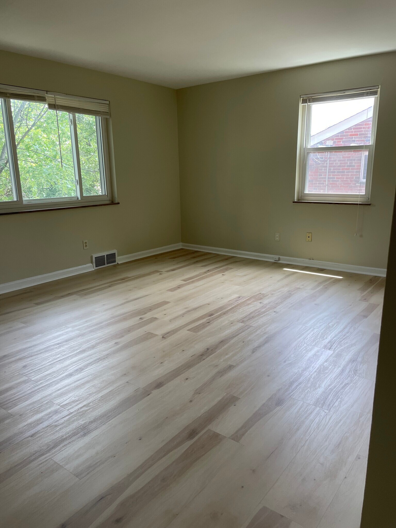 Large Living Room - 5839 Monfort Hills Ave
