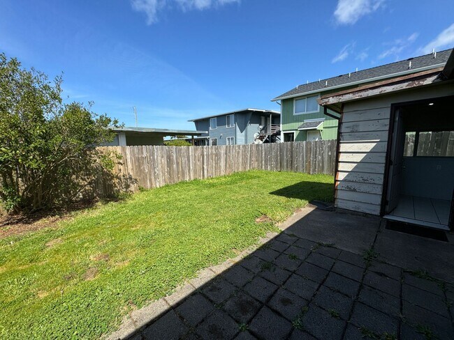 Building Photo - 1048/A/