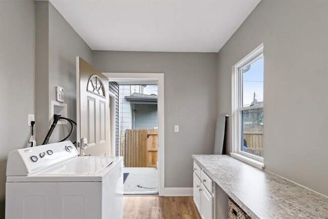 Building Photo - Modernized 2nd Floor Apartment in Franklin...