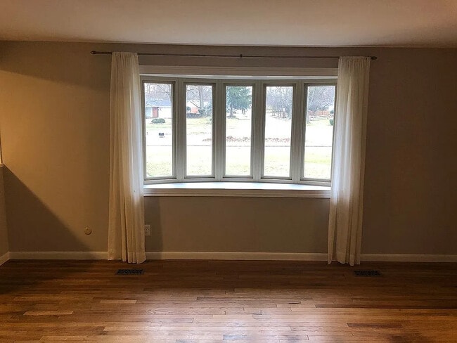 Building Photo - 2481 E Rahn Rd