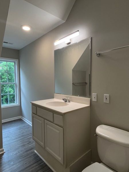 Building Photo - Recently renovated 3bd/2ba townhome in Ced...