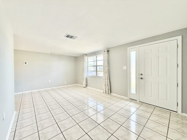 Building Photo - 1300 Classic Dr