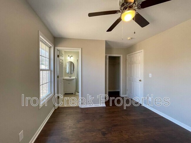 Building Photo - 100 Rotunda Cir