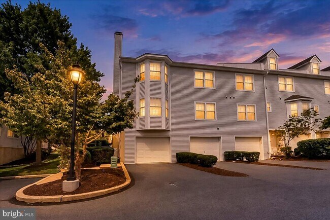 Building Photo - 347 Huntington Ct