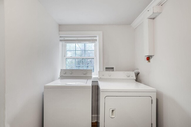 Building Photo - 3158 Westover Dr SE