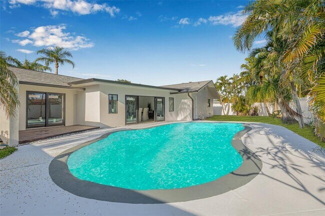 Building Photo - 4495 Clearwater Harbor Dr