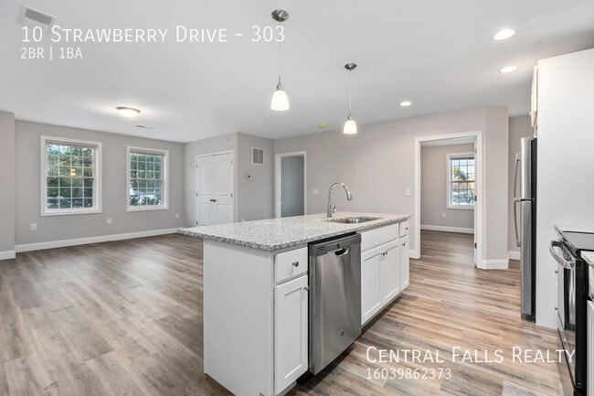 Building Photo - 10 Strawberry Dr