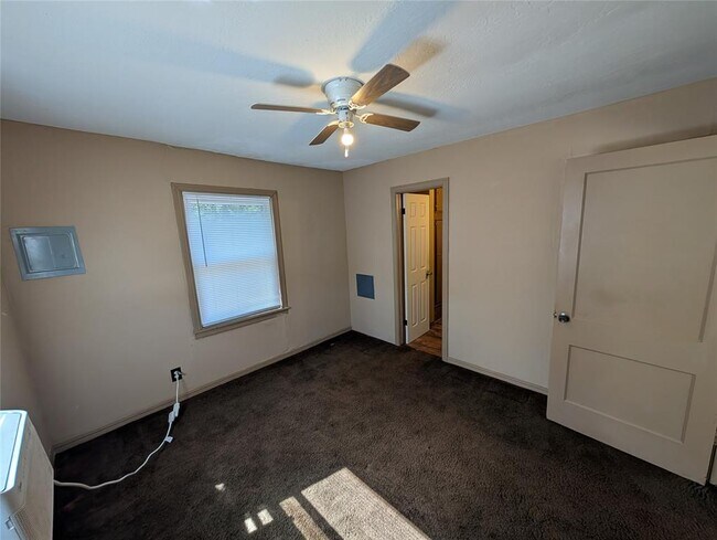 Building Photo - 518 Iowa St